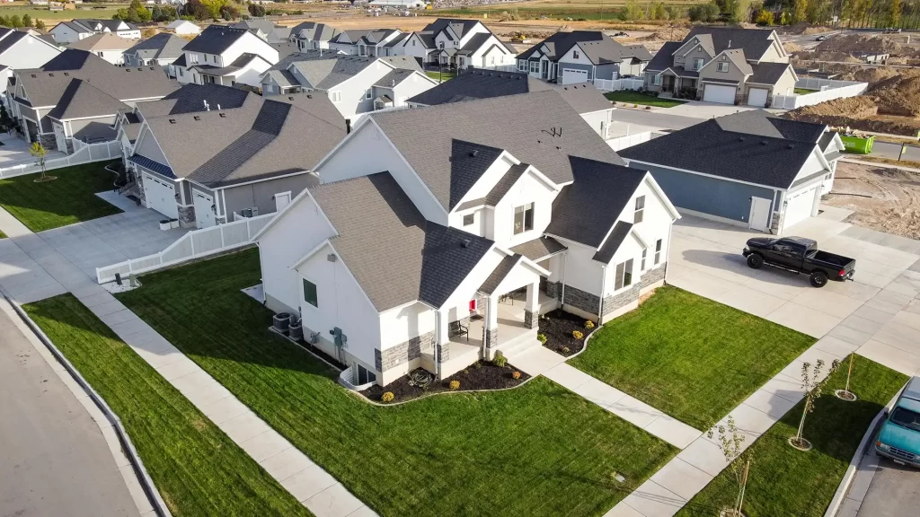 Aerial shot of a residential area in Spanish Fork, Utah showcasing modern homes and manicured lawns